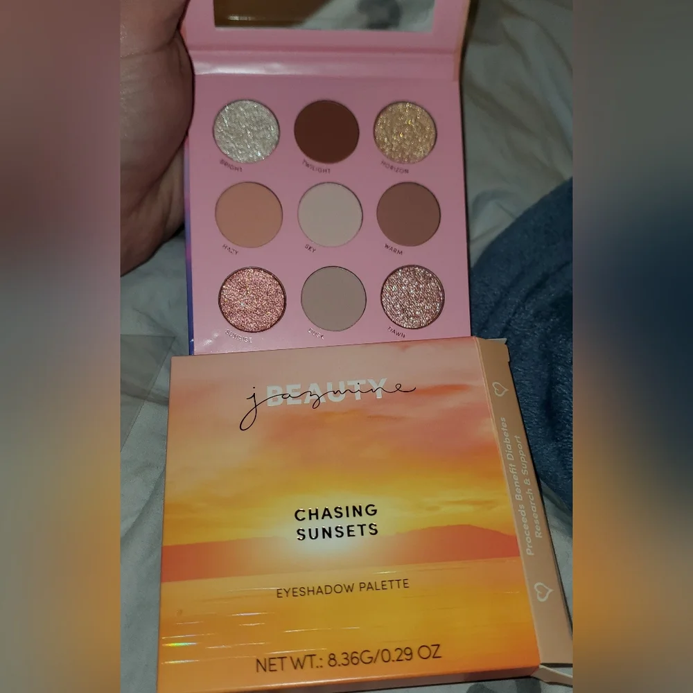 Random makeup bundle - Picture 6 of 9